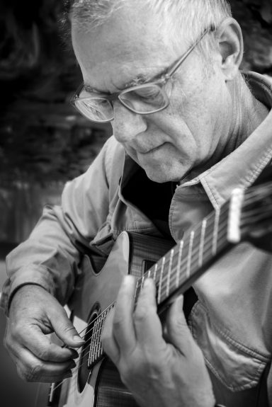 Lothar Blitz an der Gitarre