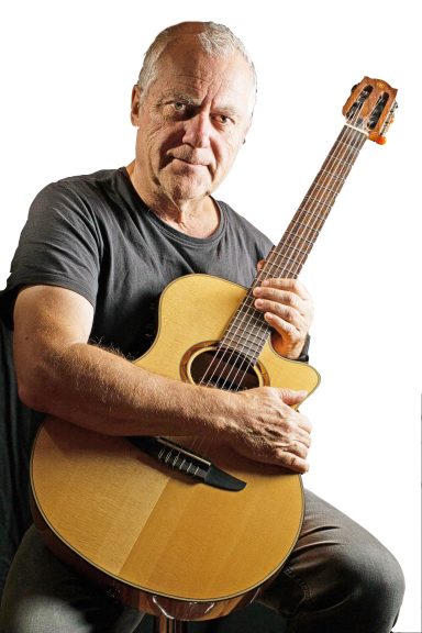 Lothar Blitz an der Gitarre